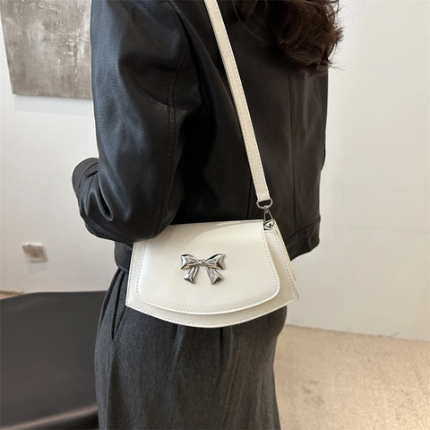 Fashionable Women PU Leather Shoulder Bag With Silver Metal Bowknot Buckle Versatile Crossbody Square Bag For Daily Use