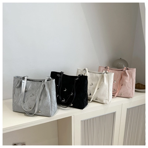 Grand Sac Fourre-tout pour Femmes en Cuir PU Plissé Avec Décoration de Papillon en Métal Sac à Épaule Décontracté Tendance