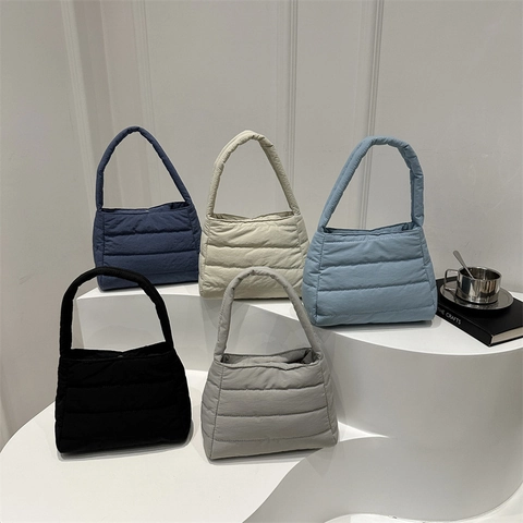 Bolso de Hombro Acolchado para Mujer Bolso de Poliéster Ligero Color Sólido Bolso de Axila Minimalista para Uso Diario