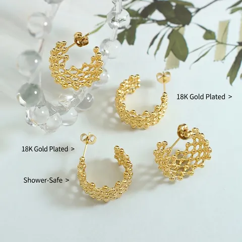 Pendientes De Aro En C Acero De Titanio Chapado En Oro De 18K Textura De Malla Hueca Empalme De Cuentas Minimalistas