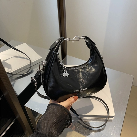 Damen Minimalistische PU Leder Halbmond Tasche Glänzende Hobo Tasche Mit Verstellbarem Gurt Und Metallanhänger Elegante Umhängetasche