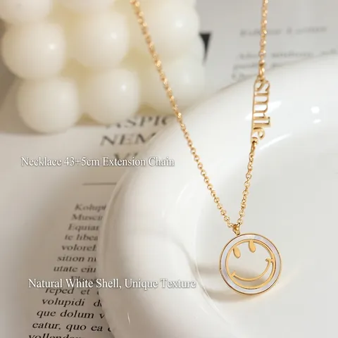 Collier Pendentif Visage Souriant Plaqué Or 18K Acier Titane Nacre Blanche Chaîne Lettres Style Ins Pour Femmes