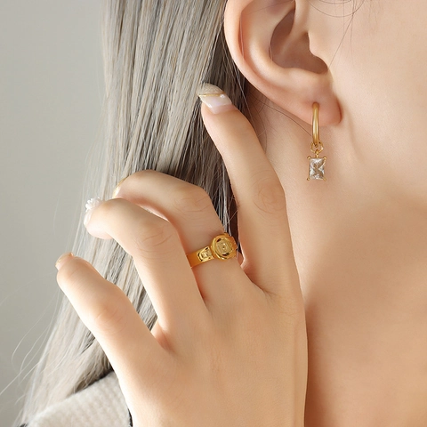 Rechthoekige Zirkoon Hanger Hoop Oorbellen Titanium Staal 18K Verguld Elegant Minimalistisch Retro Commuter Sieraden Voor Dames