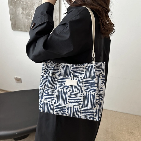 Borsa Tote da Donna in Tela e Pelle PU con Motivo a Strisce Geometriche Grande Capacità Borsa a Spalla con Ciondolo a Nuvola di Peluche
