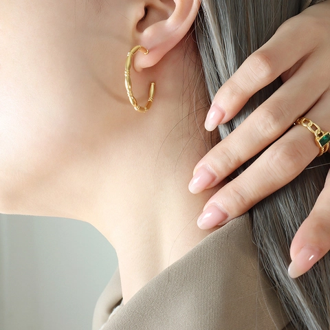 C-Vormige Oorringen Met Bamboetextuur Voor Dames Titaniumstaal 18 Karaat Verguld Gepersonaliseerde Sieraden
