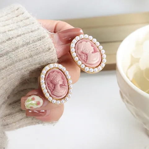 Vintage Oval Cameo Stud Earrings With Imitation Artificial Pearl 18K Gold Plated Titanium Steel French Portrait Style For Women