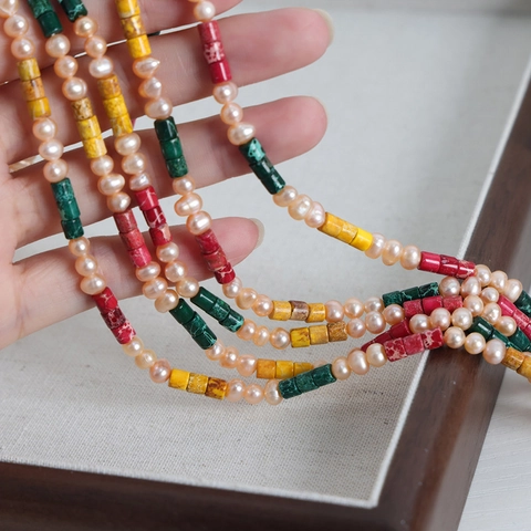Collar de Perlas de Agua Dulce y Jade Cilíndrico Bañado en Oro de Dieciocho Quilates Cadena de Acero de Titanio