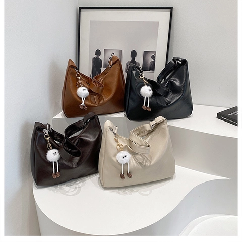 Sac Hobo Grande Capacité En Cuir PU Sac À Épaule Bandoulière Avec Pendentif Monstre En Peluche Mignon Mode Rétro Femme