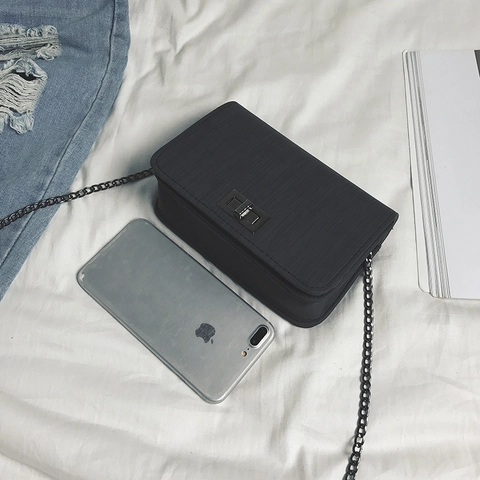 Petit Sac Carré Cuir PU Texturé Bandoulière Chaîne Sac À Épaule Avec Fermoir Métallique Mode Pour Femmes