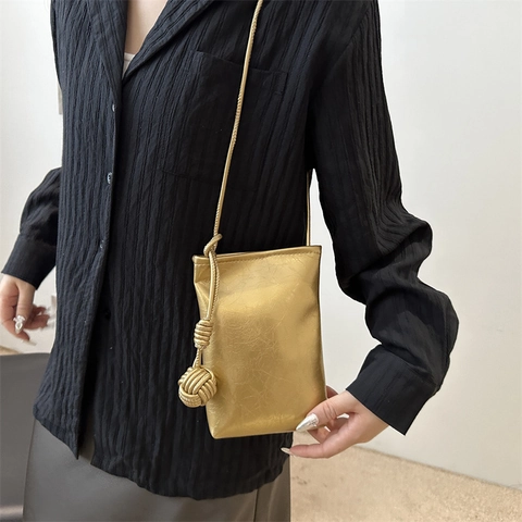Moderne Damen Metallic Plissee PU Leder Mini Umhängetasche Holografische Laser Handytasche Mit Geflochtenem Ball Knot Gurt