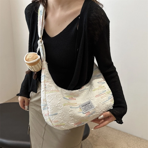 Sac Hobo en Nylon à Rayures Arc-en-Ciel Grande Capacité Mode Broderie Sac à Épaule Sac Bandoulière Navettage Avec Pendentif Peluche Femme
