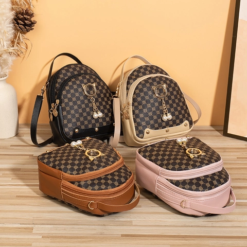 Damen Mode Mini Rucksack Vintage Monogramm PU Leder Schultertasche Multi Reißverschluss Umhängetasche Kleine Tasche Katzenohr Perle Anhänger