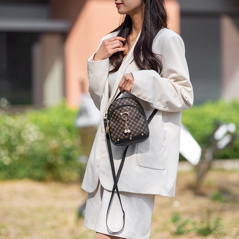 Damen Mode Mini Rucksack Vintage Monogramm PU Leder Schultertasche Multi Reißverschluss Umhängetasche Kleine Tasche Katzenohr Perle Anhänger