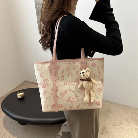 Borsa Tote in Pelle PU con Graffiti di Moda per Donna Borsa a Tracolla di Grande Capacità Con Ciondolo a Orso Borsa a Mano