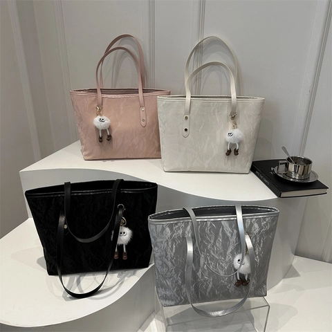 Borsa Tote da Donna in Pelle PU di Grande Capacità Texture Pieghettata Borsa a Spalla Con Ciondolo Mostro di Peluche per il Quotidiano