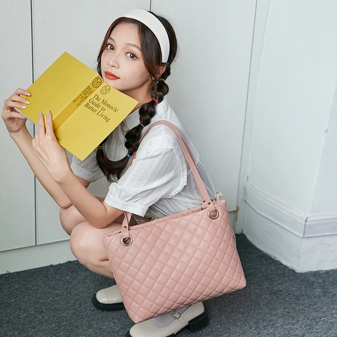 Quilted PU Leather Tote Handbag Large Capacity Shoulder Bag With Small Pouch Elegant Casual Rhombus Pattern Gold Ring
