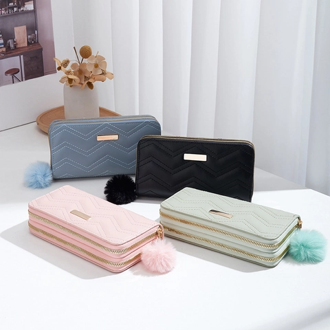Damen Lange PU Leder Brieftasche Doppelreißverschluss Chevron Gesteppt Clutch Mit Pompon Anhänger Kartenhalter Handy Tasche