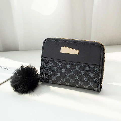 Portafoglio Corto Da Donna Pelle PU Cerniera Portamonete Motivo Monogramma Decorazione Metallo Pendente Pompon Porta Carte