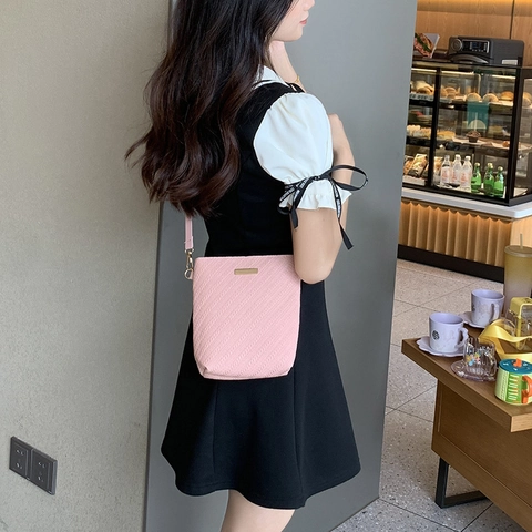 Bolso Bandolera Tipo Cubo Para Mujer Con Patrón Trenzado En Relieve Cuero PU Mini Bolso De Hombro Minimalista Con Placa Metálica Dorada