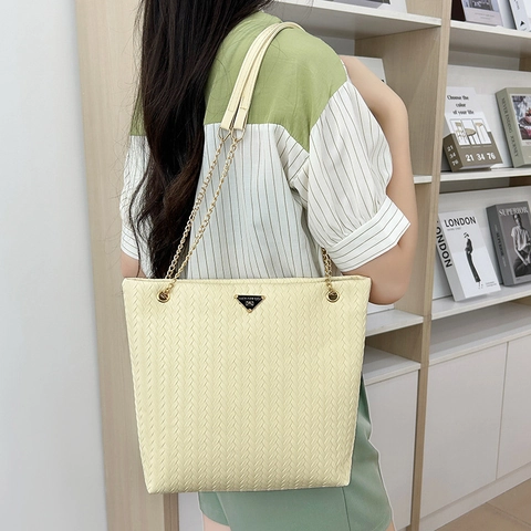 Bolso Tote de Cuero PU Tejido para Mujer Con Correa de Cadena de Metal Logo de Triángulo Minimalista Bolso de Hombro de Gran Capacidad
