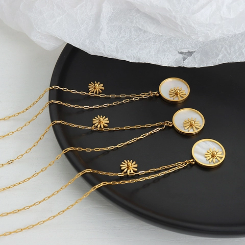 Round Shell Pendant Necklace Stainless Steel 18K Gold Plated Embossed Daisy Flower For Women Elegant Jewelry