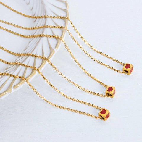 Collana Con Ciondolo A Cubo Con Cuore Rosso Acciaio Al Titanio Placcato Oro 18K Smalto Gioielli Minimalisti Per Donna