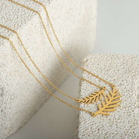 Elegante Collar con Colgante de Hoja de Acero de Titanio Chapado en Oro de Dieciocho Quilates para Mujer Joyería Minimalista Diario