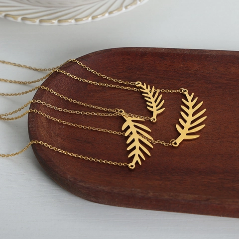 Elegante Collar con Colgante de Hoja de Acero de Titanio Chapado en Oro de Dieciocho Quilates para Mujer Joyería Minimalista Diario