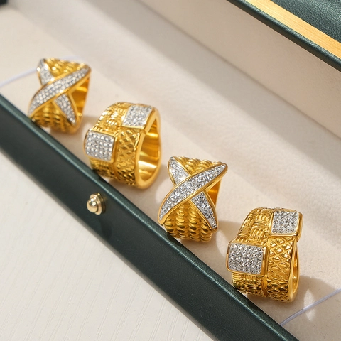 Luxus Titanstahl Gold Überzogen Ring Zirkonia Eingelegt Breit Band Geometrisch Webmuster Mode Schmuck Für Damen