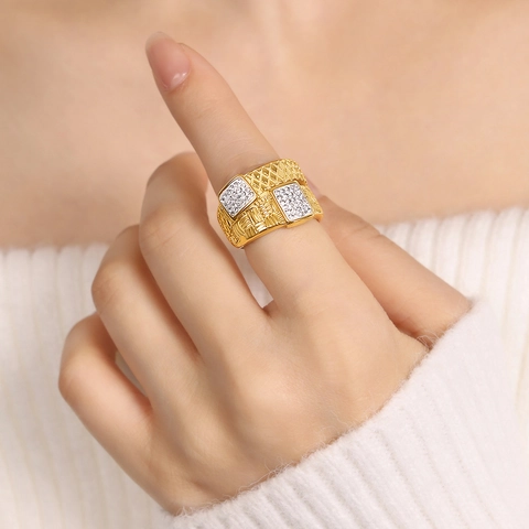 Luxus Titanstahl Gold Überzogen Ring Zirkonia Eingelegt Breit Band Geometrisch Webmuster Mode Schmuck Für Damen