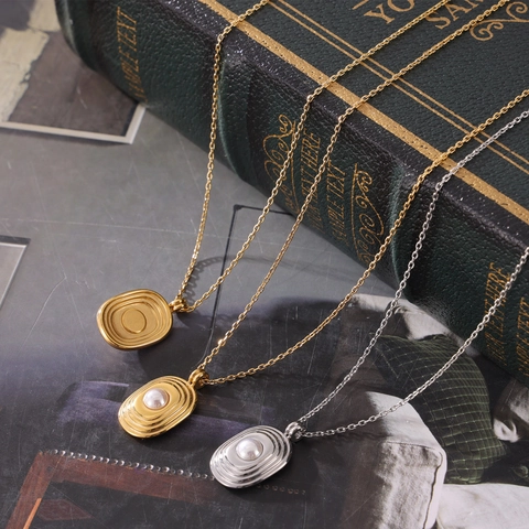 Collar Con Colgante Óvalo Ondulado de Acero Inoxidable Vintage Para Mujer Chapado en Oro de 18K Perla Artificial de Concha Joyería