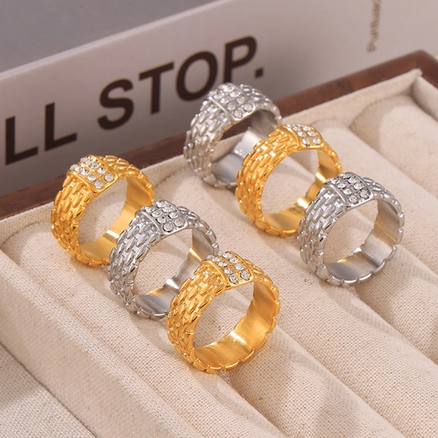 Anillo de Acero de Titanio Chapado en Oro de 18K Vintage para Mujer Textura Tejida Zirconia Incrustada Joyería de Moda