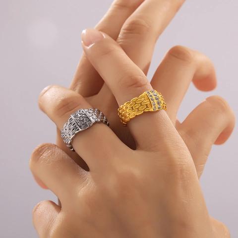 Anillo de Acero de Titanio Chapado en Oro de 18K Vintage para Mujer Textura Tejida Zirconia Incrustada Joyería de Moda