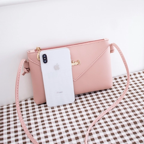 Women Elegant PU Leather Envelope Crossbody Bag With Metal Logo And Leaf Pendant Solid Color Small Shoulder Phone Bag