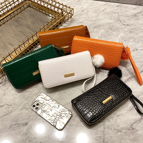 Portefeuille Long pour Femmes Motif Crocodile Pochette en Similicuir Grande Capacité Porte-monnaie à Double Fermeture Éclair Avec Pendentif Pompon Dragonne