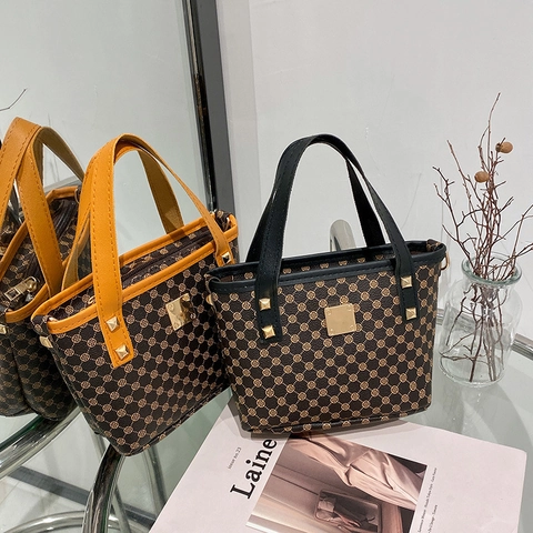Borsa a Secchiello da Donna Vintage con Stampa Monogramma Orecchini Rivetto in Pelle PU Borsa a Tracolla con Piastra Metallica Mini Tote