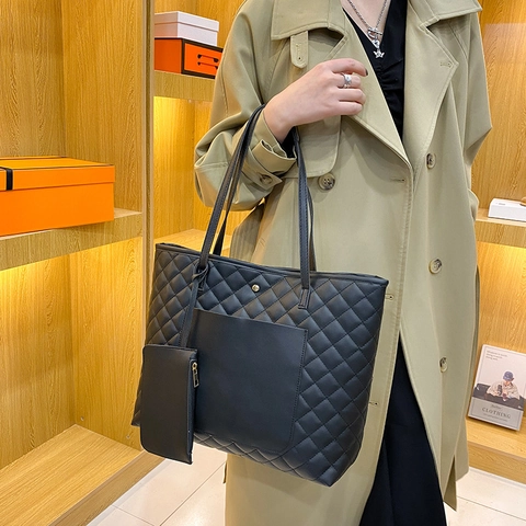 Women Quilted PU Leather Tote Bag Large Capacity Shoulder Bag With Small Pouch Fashion Handbag For Daily Commute