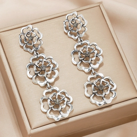 Vintage Antiksilber Legierung Rose Hohlblumen Tropfenohrringe Dreistufig Lang Strass Damen