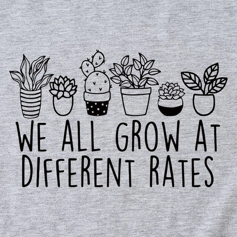 Damen T-Shirt Kurzarm Rundhalsausschnitt Baumwollmischung Sukkulenten Print We All Grow At Different Rates Slogan Lässig