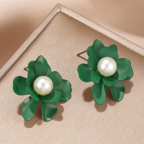 Orecchini A Lobo Fiore Verde Scuro Lega Petalo Opaco Con Perla Artificial Sintetica Bianca E Perno In Argento Stile Foresta Donna