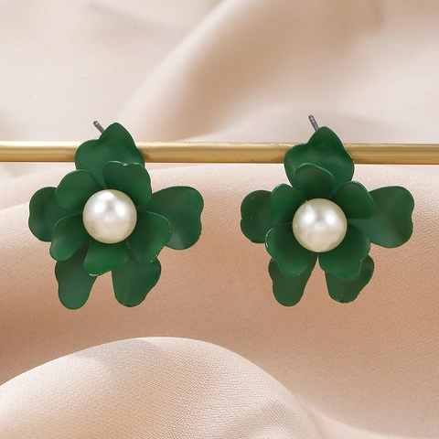 Orecchini A Lobo Fiore Verde Scuro Lega Petalo Opaco Con Perla Artificial Sintetica Bianca E Perno In Argento Stile Foresta Donna