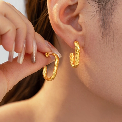 Orecchini A Cerchio Chic A Forma Di C Con Corda Intrecciata Per Donna Acciaio Al Titanio Placcato Oro 18K Design A Treccia