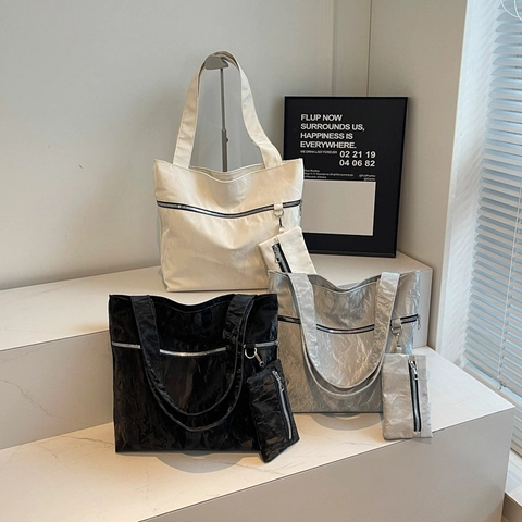 Borsa Tote da Donna in Pelle PU Pieghettata di Moda Grande Capacità Argento Nero Bianco Set Borsa a Tracolla Con Pochette