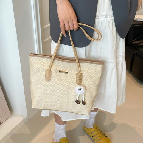 Borsa Tote da Donna a Grande Capacità Con Trama Intrecciata Borsa a Tracolla Minimalista in Pelle PU Con Ciondolo Peluche di Cartone Animato