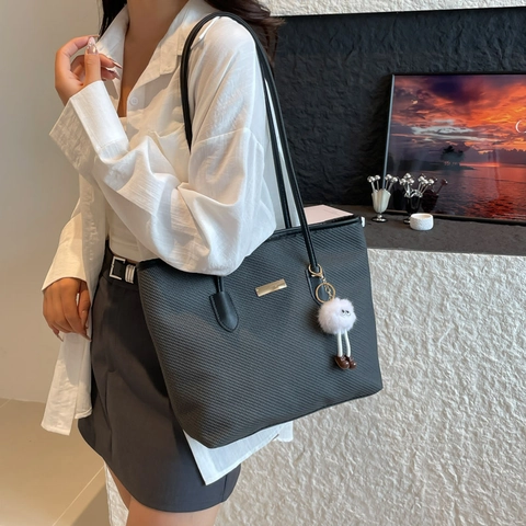 Borsa Tote da Donna a Grande Capacità Con Trama Intrecciata Borsa a Tracolla Minimalista in Pelle PU Con Ciondolo Peluche di Cartone Animato