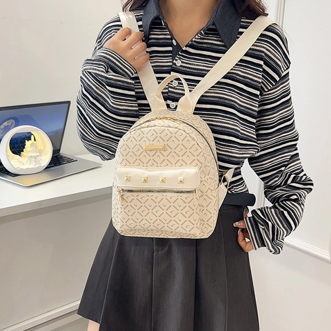 Mochila Mini de Cuero PU de Moda para Mujer Con Estampado de Monograma y Remaches Dorados Mochila Pequeña de Viaje Uso Diario