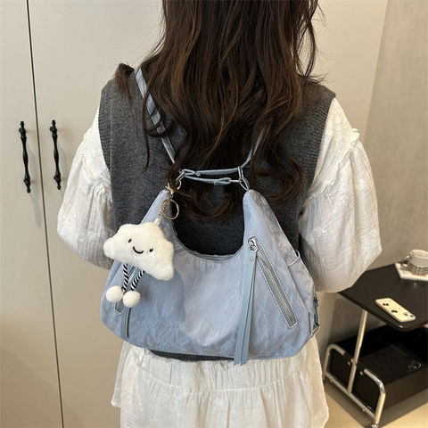 Sac à Épaule Plissé pour Femmes Style Coréen Minimaliste PU Nylon Léger Sac Hobo Avec Pendentif Nuage Mignon