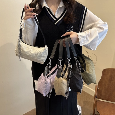 Bolso Bandolera De Axila Para Mujer Nylon Textura Arrugada Cadena Plateada Casual Moda Bolso De Hombro Color Sólido