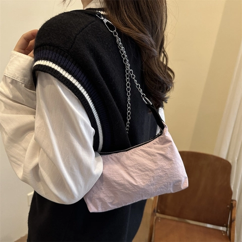 Bolso Bandolera De Axila Para Mujer Nylon Textura Arrugada Cadena Plateada Casual Moda Bolso De Hombro Color Sólido
