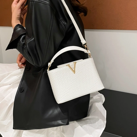 Borsa a Mano da Donna in Pelle PU con Trama Intrecciata Vintage Fibbia a V in Metallo Dorato Elegante Tracolla per Donna